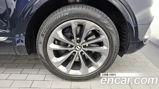 Bentley Bentayga 2019 — Şəkil 21/38
