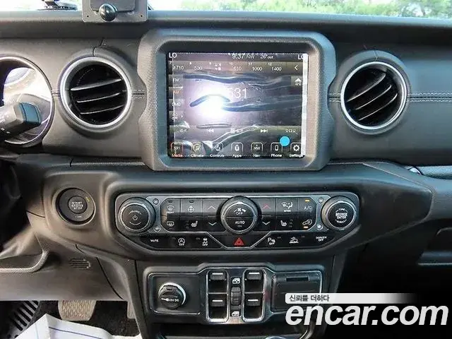 Jeep Wrangler 2023 — Şəkil 14/18