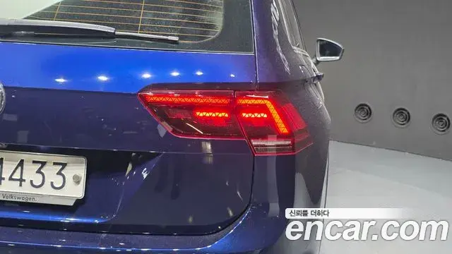 Volkswagen Tiguan 2018 — ფოტო 9/36