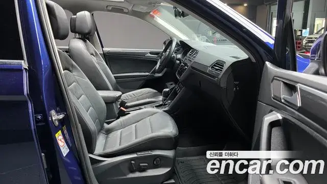 Volkswagen Tiguan 2018 — ფოტო 34/36