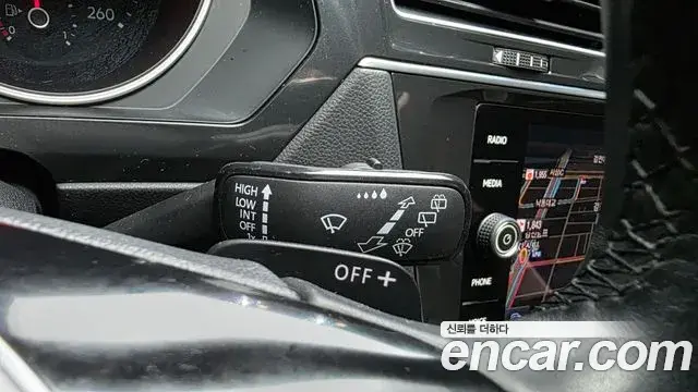 Volkswagen Tiguan 2018 — ფოტო 18/36