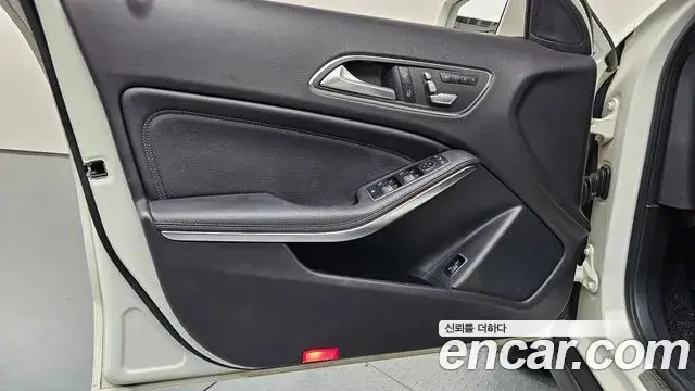 Mercedes-Benz GLA-Class 2018 — Photo 32/32