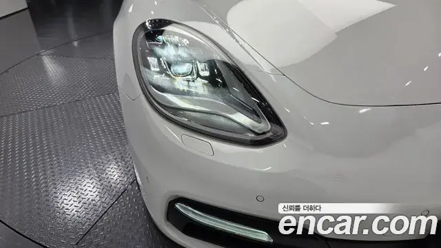 Porsche Panamera 2018 — Photo 27/30