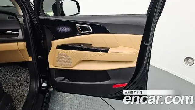 Kia Carnival 2021 — ფოტო 8/31
