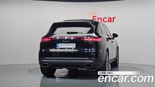 Porsche Cayenne 2020 — ფოტო 17/31