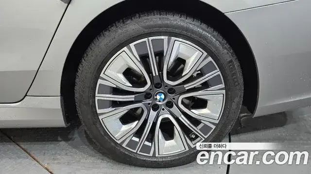 BMW 7 Series 2023 — Photo 24/38