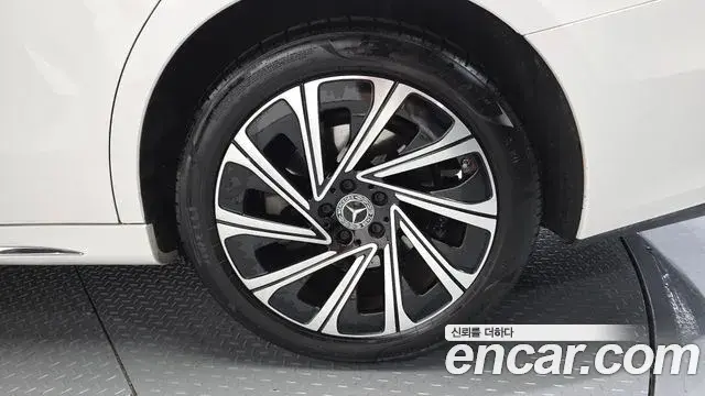 Mercedes-Benz E-Class 2024 — Photo 4/16