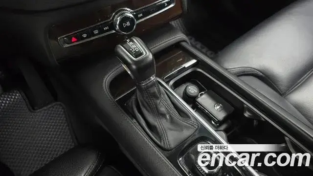 Volvo XC90 2018 — Şəkil 11/20