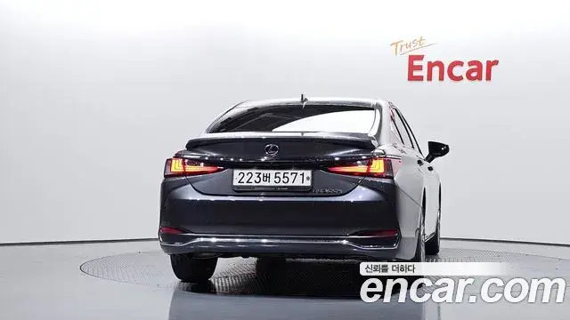 Lexus ES300h 2023 — Photo 13/20
