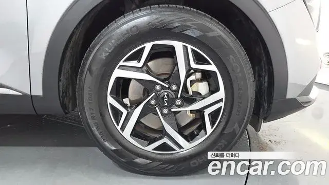 Kia Sportage 2022 — ფოტო 8/28