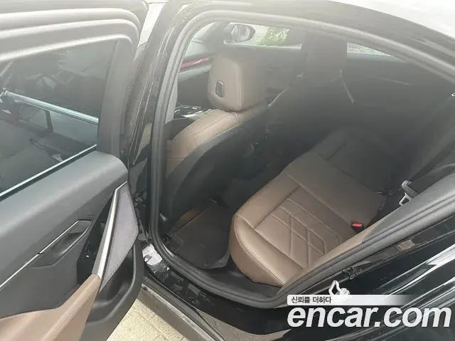 BMW 5 Series 2025 — Фото 14/15