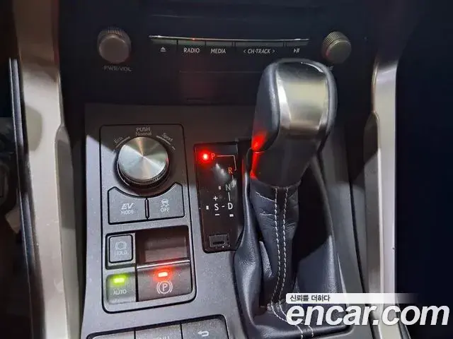 Lexus NX300h 2018 — Şəkil 17/20