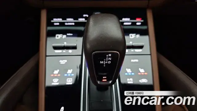 Porsche Cayenne 2019 — ფოტო 18/32