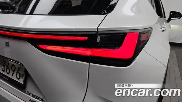 Lexus NX350h 2023 — Photo 13/36