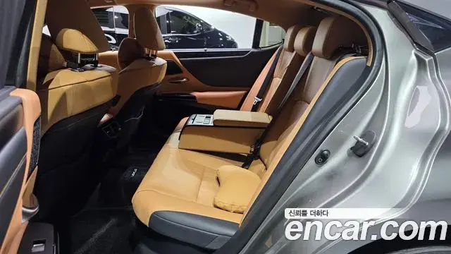 Lexus ES300h 2025 — Şəkil 23/33