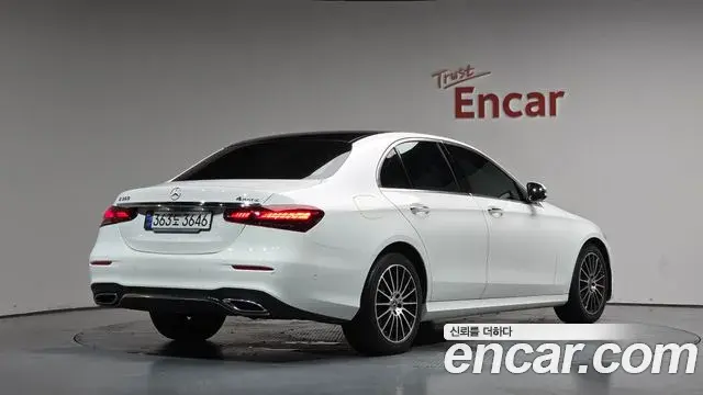 Mercedes-Benz E-Class 2023 — Photo 2/20