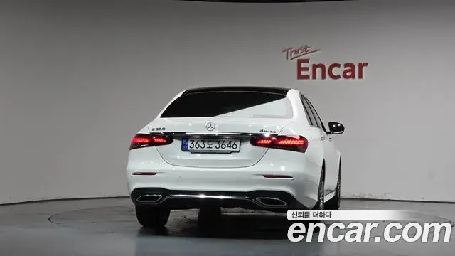 Mercedes-Benz E-Class 2023 — Photo 4/20