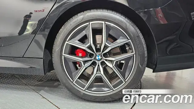 BMW 5 Series 2025 — ფოტო 35/36