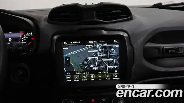 Jeep Renegade 2021 — ფოტო 17/35