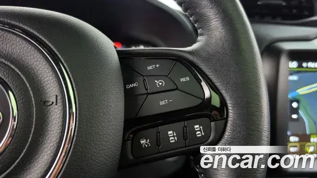 Jeep Renegade 2021 — ფოტო 21/35