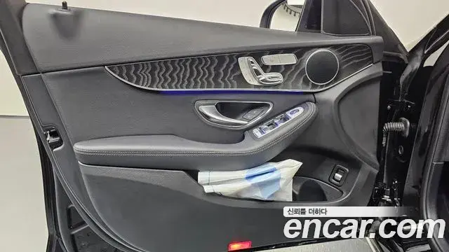 Mercedes-Benz C-Class 2019 — Photo 9/32
