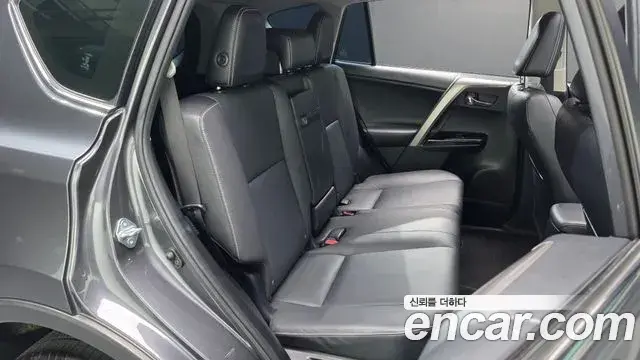 Toyota RAV4 2018 — Фото 11/20