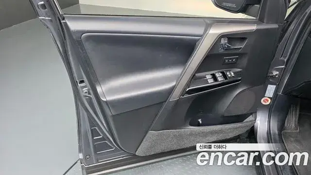 Toyota RAV4 2018 — Photo 10/32