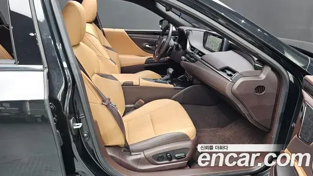 Lexus ES300h 2021 — Photo 22/34