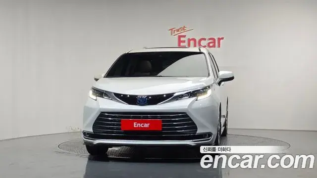 Toyota Sienna 2021 — ფოტო 12/38