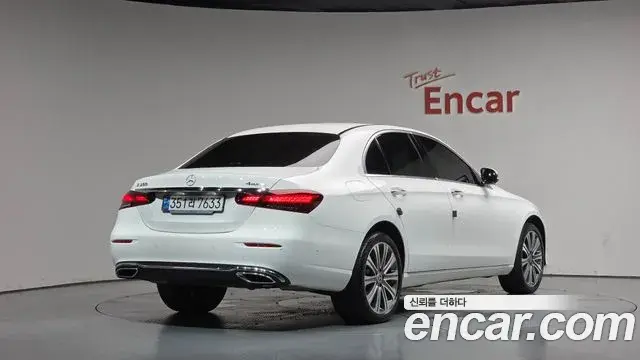 Mercedes-Benz E-Class 2023 — Photo 2/20