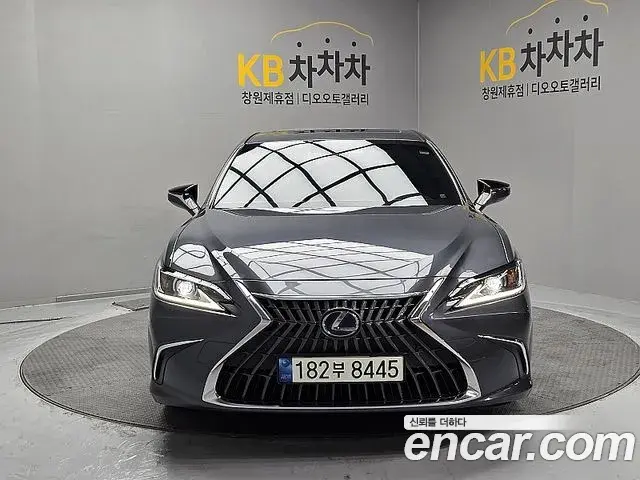 Lexus ES300h 2022 — Photo 1/18
