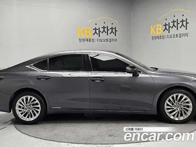 Lexus ES300h 2022 — Photo 3/18
