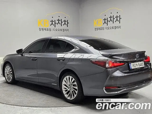 Lexus ES300h 2022 — Photo 6/18
