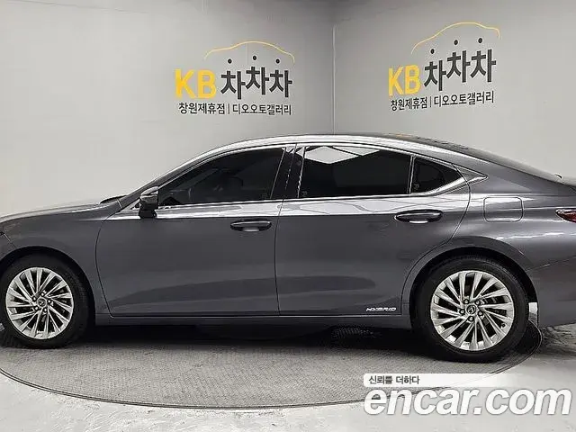 Lexus ES300h 2022 — Photo 7/18