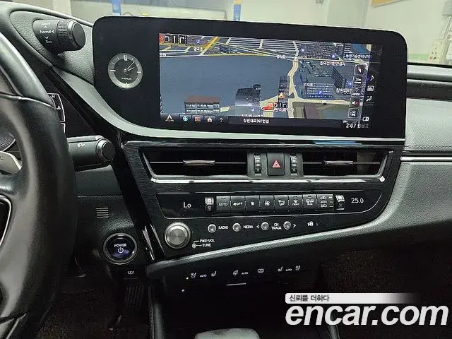 Lexus ES300h 2022 — Photo 13/18