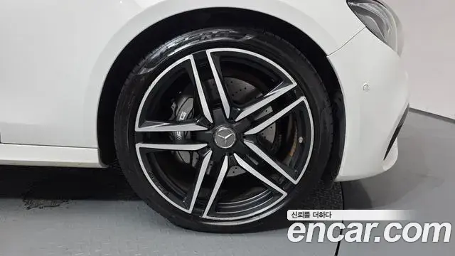 Mercedes-Benz E-Class 2018 — Photo 5/20