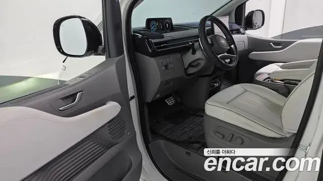 Hyundai Staria 2025 — Photo 10/20
