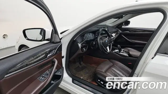 BMW 5 Series 2018 — Фото 10/20