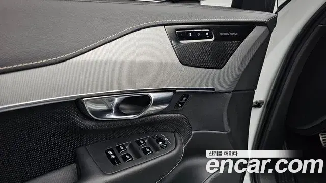 Volvo XC90 2020 — Şəkil 32/41
