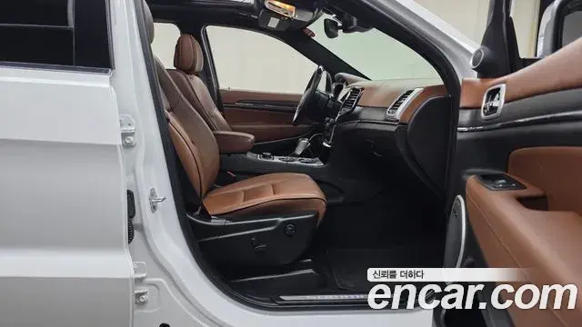Jeep Grand Cherokee 2021 — Şəkil 30/31