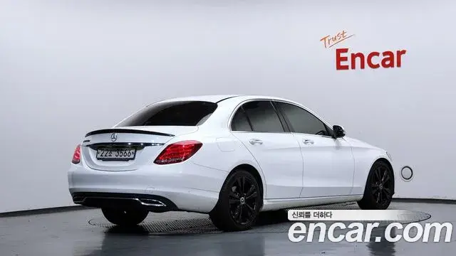 Mercedes-Benz C-Class 2018 — Photo 1/20