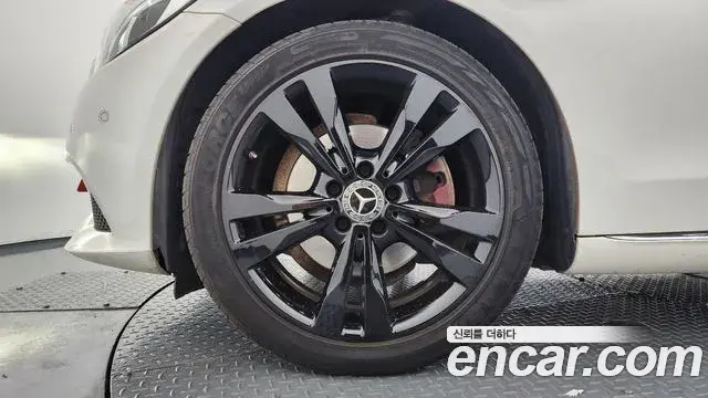 Mercedes-Benz C-Class 2018 — Photo 4/20