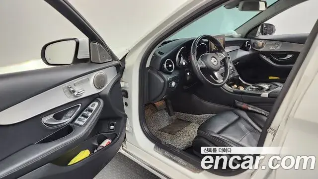 Mercedes-Benz C-Class 2018 — Photo 9/20