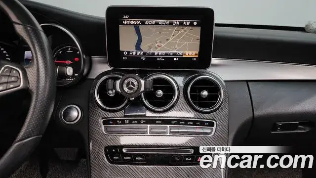 Mercedes-Benz C-Class 2018 — Photo 12/20