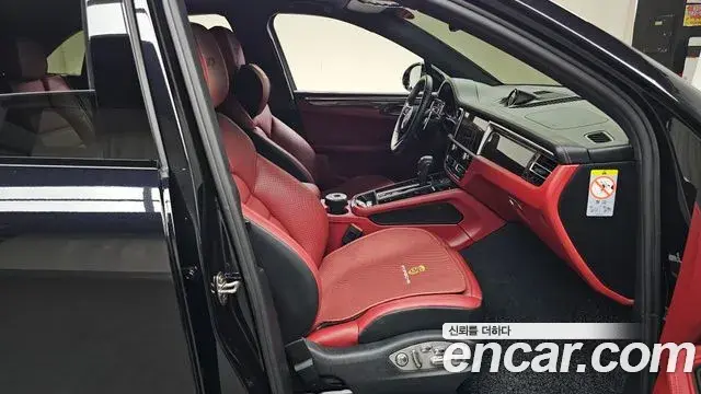 Porsche Macan 2023 — Фото 11/20