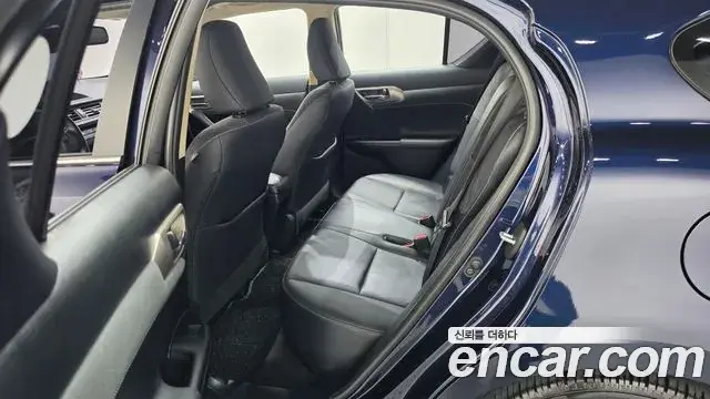 Lexus CT200h 2018 — Photo 11/20