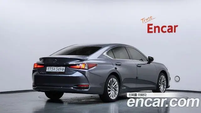Lexus ES300h 2021 — Photo 2/20