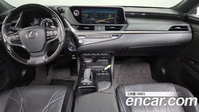 Lexus ES300h 2021 — Photo 7/20