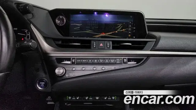 Lexus ES300h 2021 — Photo 13/20