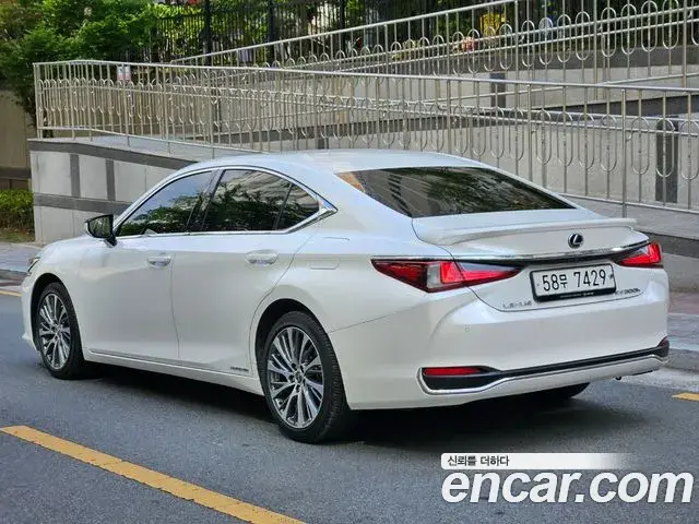 Lexus ES300h 2019 — Photo 2/20